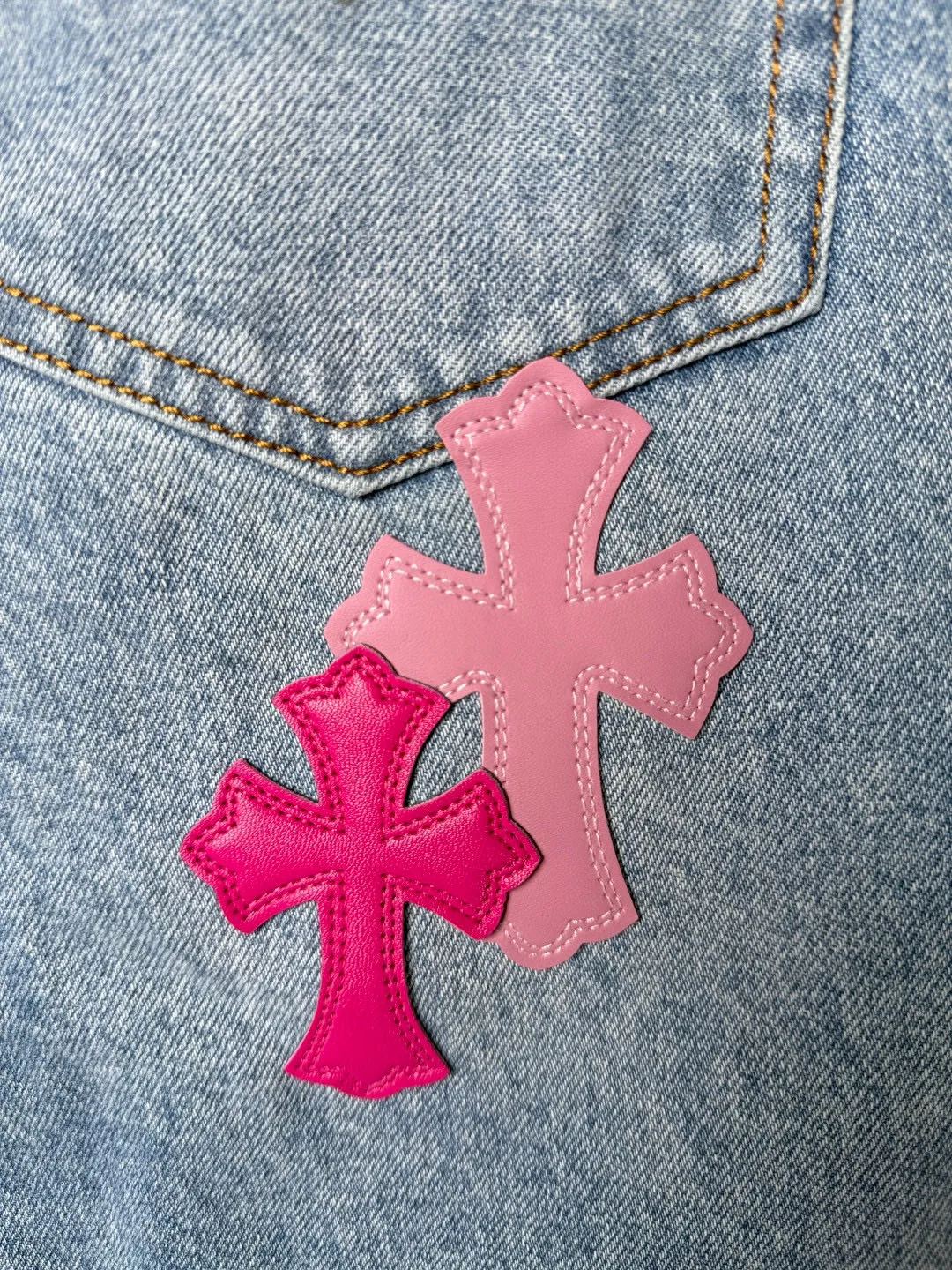 P270 💰 (Top version) Chrome Hearts 25FW CH Blue Pants Pink Leather Cross Bamboo Jeans. It adopts patchwork elements, mostly in the shape of a cross, with glitter on the leather surface. Unique design, simple and elegant details, exquisite workmanship, neat lines of the entire trousers, and perfect details! It’s so cool. It’s a genderless trend that both men and women can easily control. Look for the correct version. Color: blue pants and pink leather. Size: 28-30-32-34-36 (corresponds to S-M-L-XL-XXL)